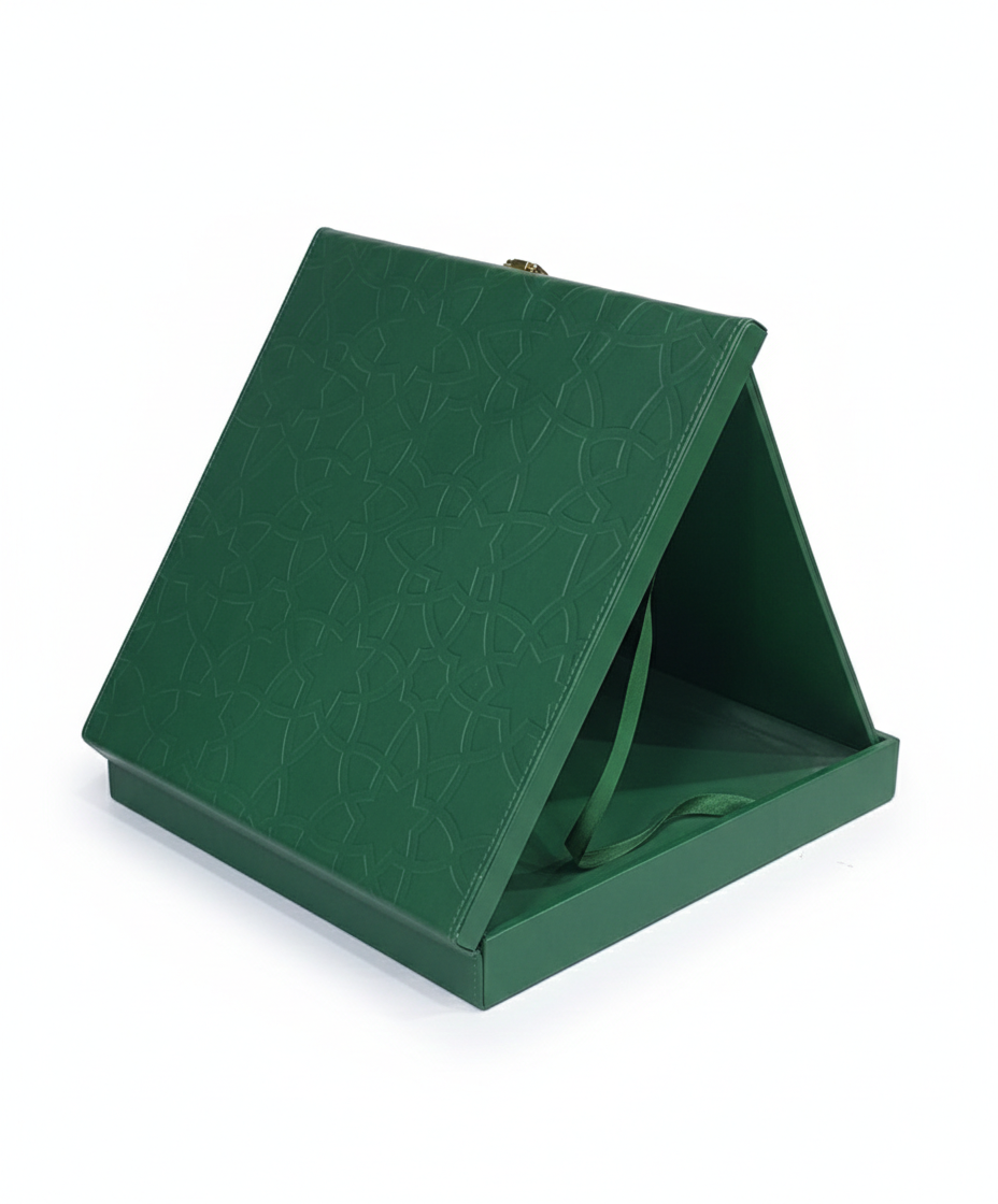 درع تذكاري ملكي فاخر - مطلي باللون الذهبي مع علبة جلدية مزخرفة مقاس 29x29