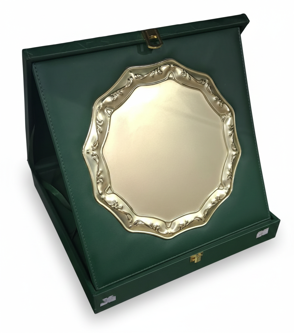 درع تذكاري ملكي فاخر - مطلي باللون الذهبي مع علبة جلدية مزخرفة مقاس 29x29